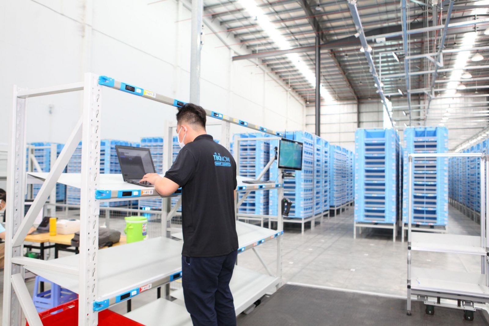 Nhân viên TikiNOW Smart Logistics điều khiển robot qua máy tính