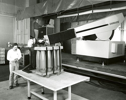 Hình ảnh robot Unimate, robot công nghiệp đầu tiên trong nhà xưởng.