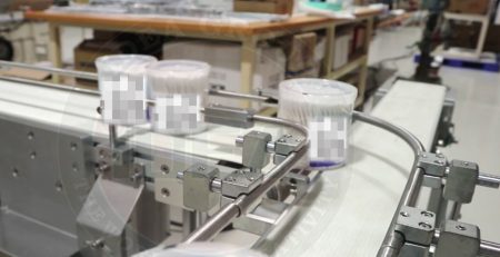 Sản phẩm sẽ đi qua băng chuyền để đến khu vực phân số lượng và đóng màng (Hình máy tự động tại nhà máy của IDEA Group)